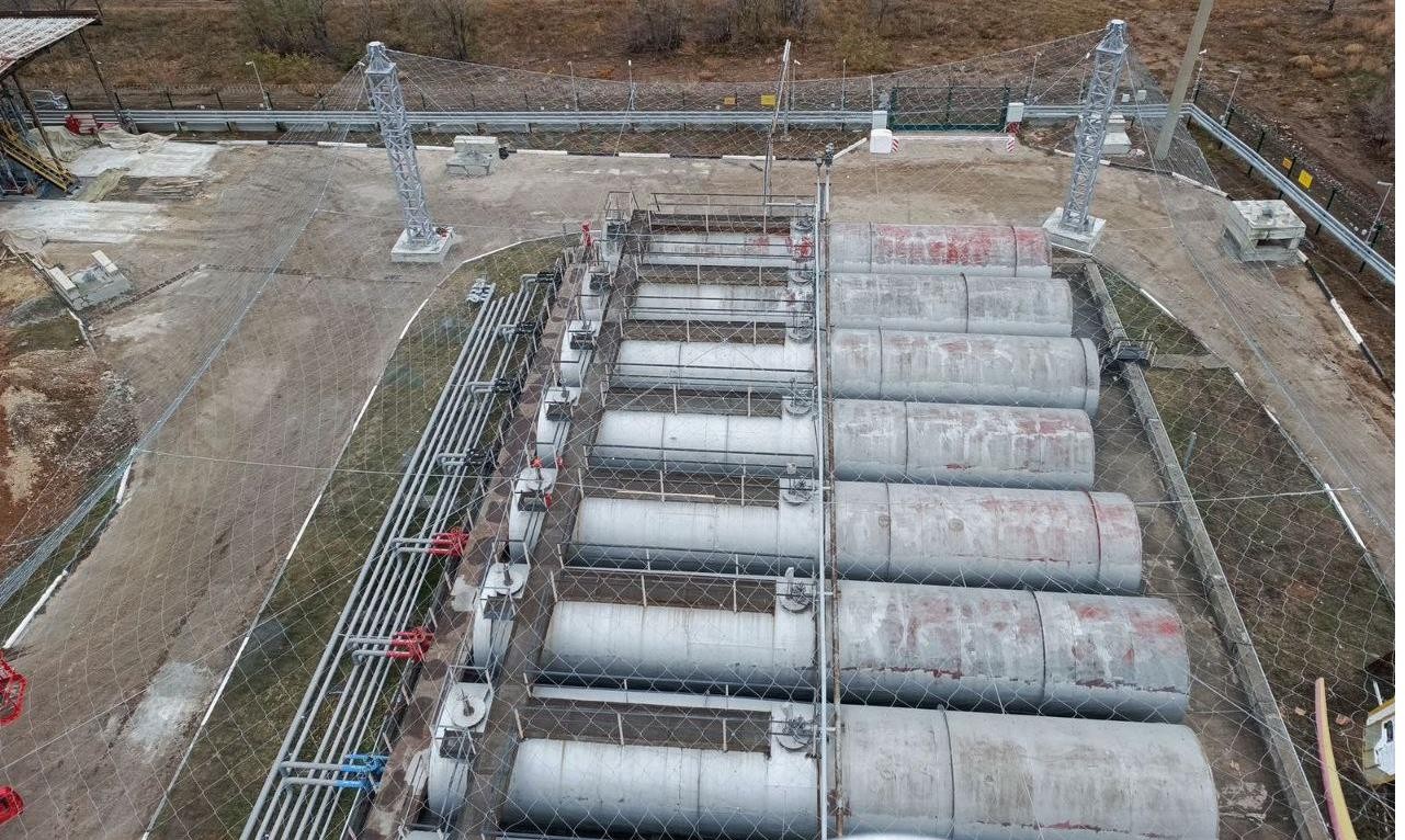 Фотография резервуарного парка с установленной защитной конструкцией